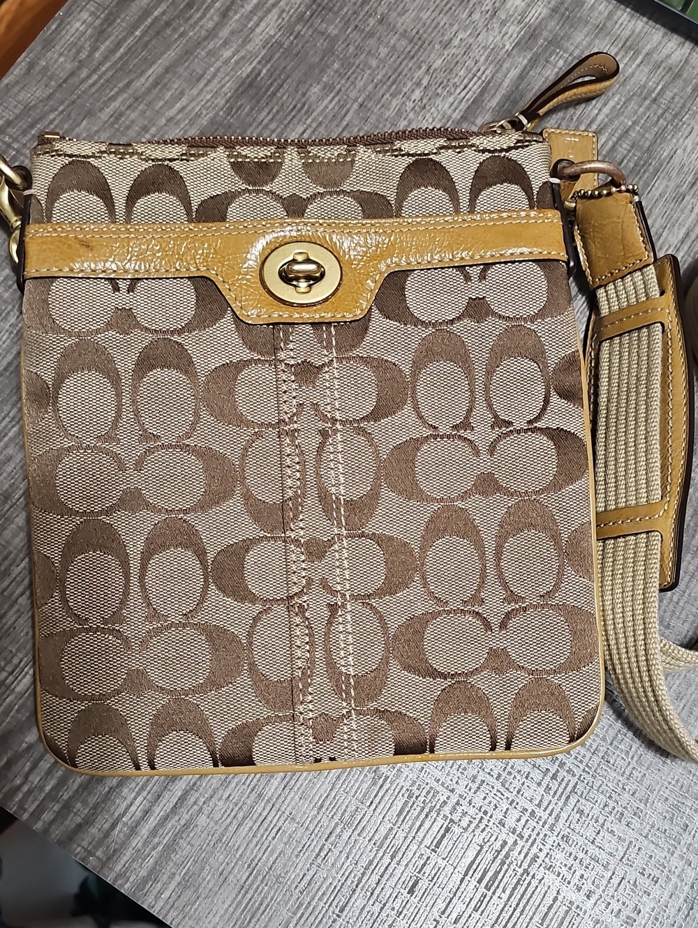 LIKE NEW! Coach Signature Tan Swingpack Canvas Crossbody Bag in Khaki/Tan